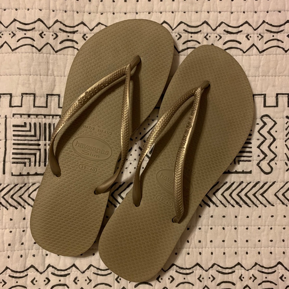 Havaianas light grey flip flops